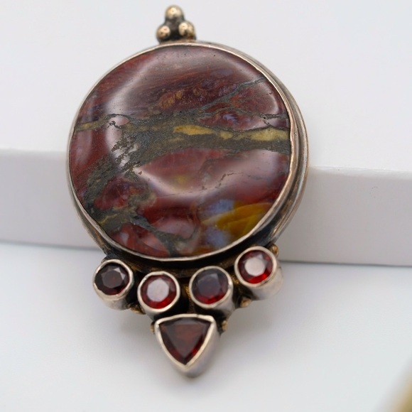Stunner that shifts in LIGHT .925 Sterling Silver With 5 Garnet stones & Jasper - Picture 15 of 16